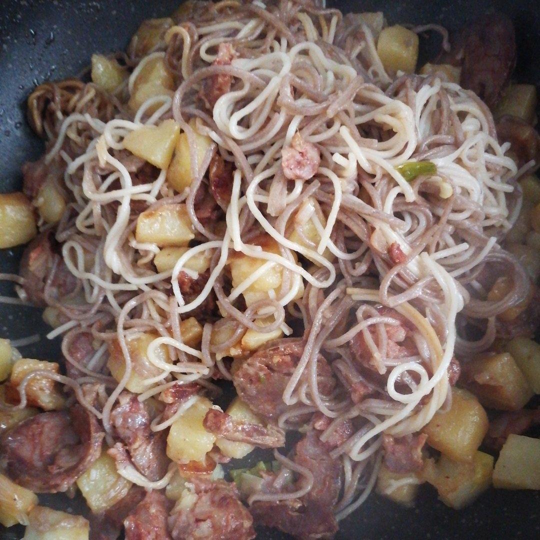 土豆香肠拌面
