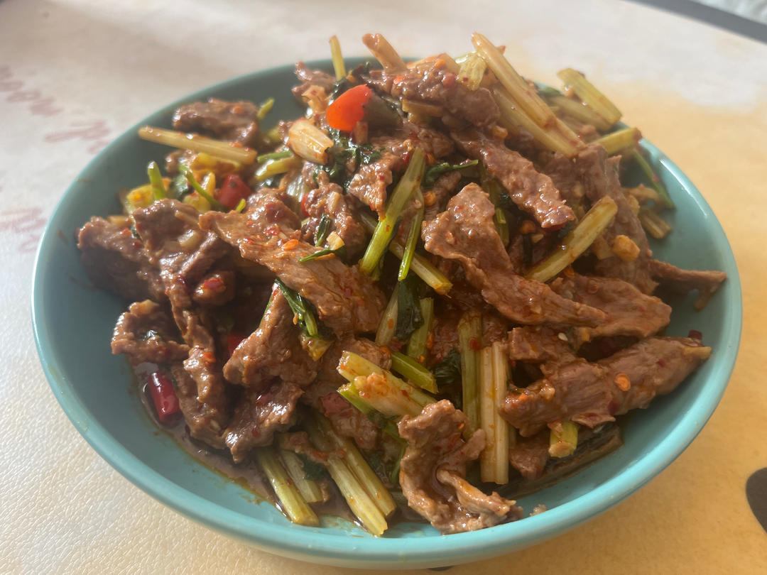 下饭神器又来了，试试这道芹菜炒牛肉！！
