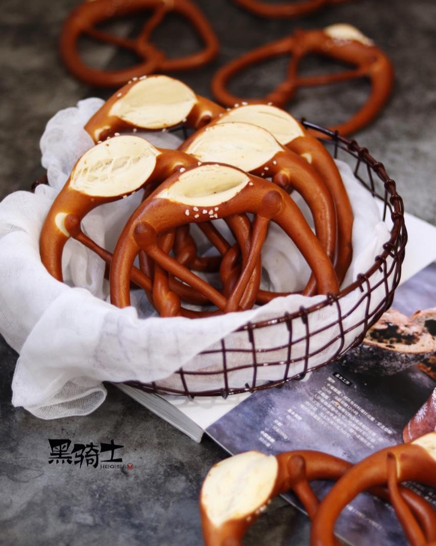 黑骑士面包先生做的德国结,碱水红豆棒面包!