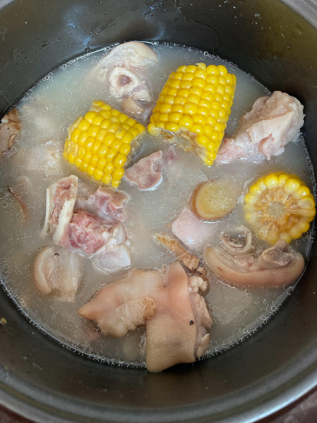 电饭煲玉米黄豆炖猪蹄