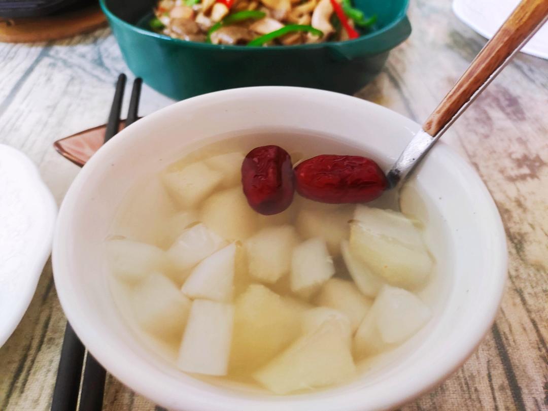 白萝卜雪梨红枣汤