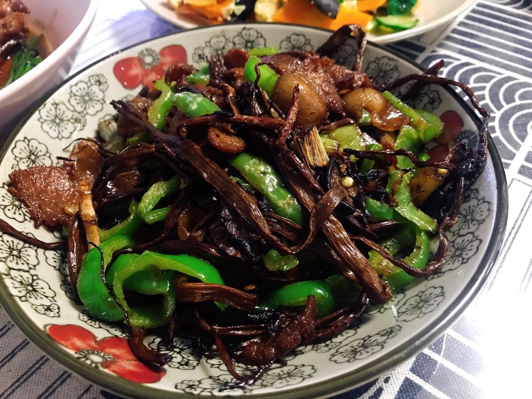 五花肉干锅茶树菇