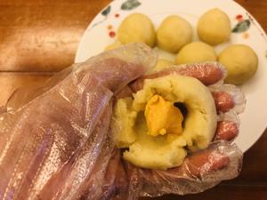 健康版的土豆泥蛋黄酥的做法 步骤16