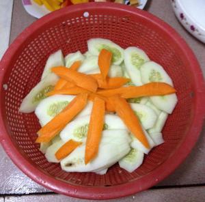 清炒黄瓜片的做法 步骤1