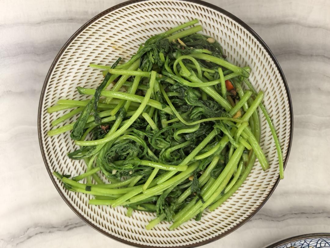 炒茼蒿（零失败巨好吃的快手菜）