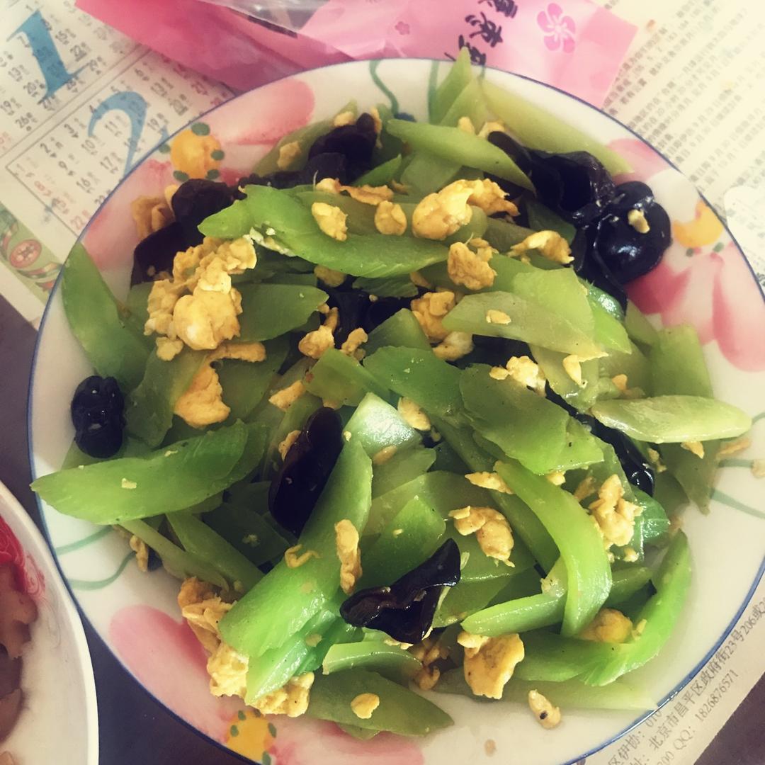 莴笋木耳炒鸡蛋