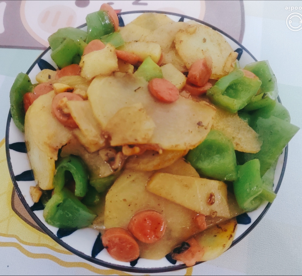 经典下饭神器———青椒火腿炒土豆片