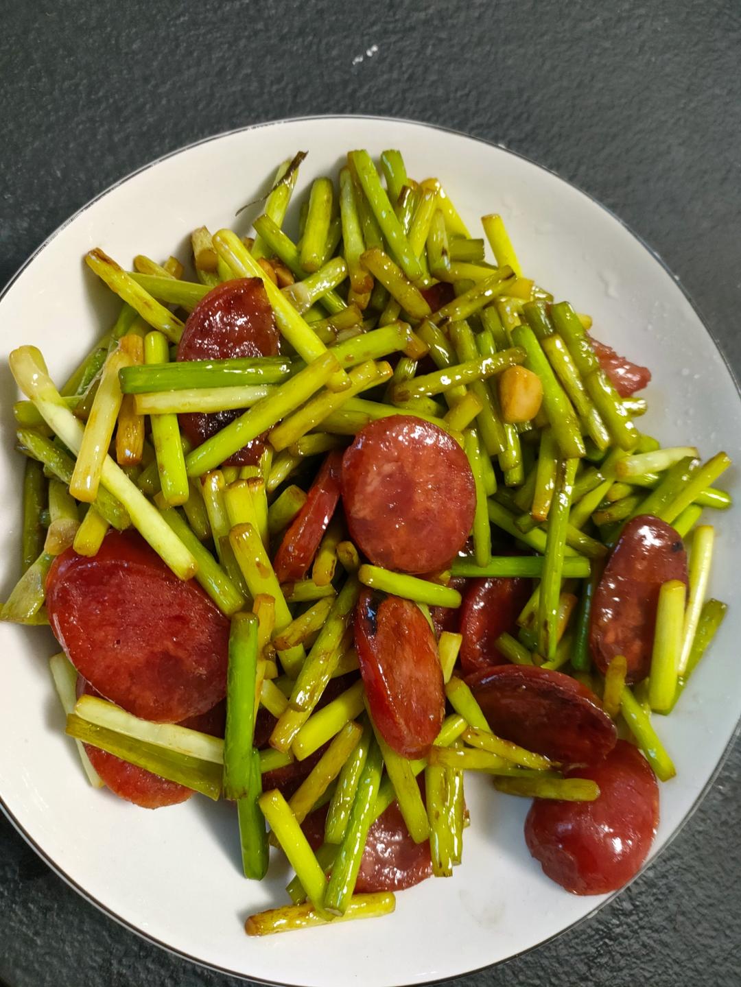 娜娜aaihgb做的蒜薹炒腊肠