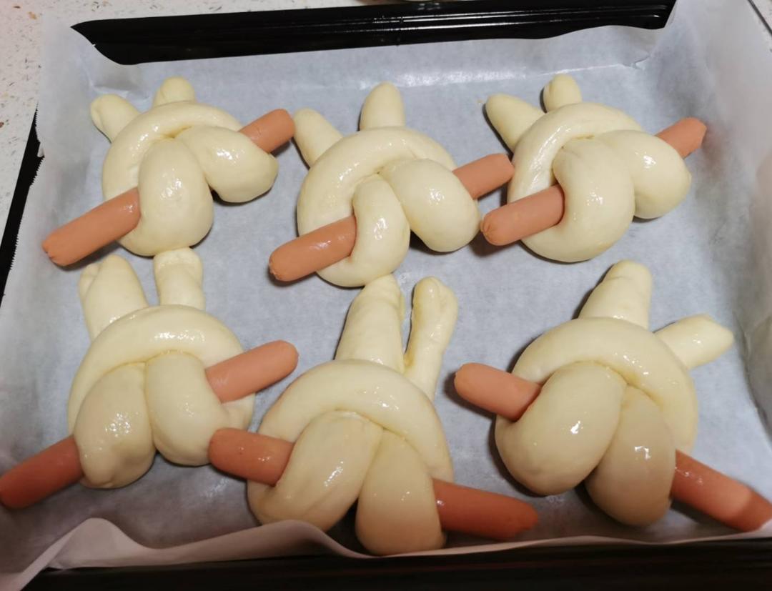 萌兔肠仔包+芝士沙拉肠仔包