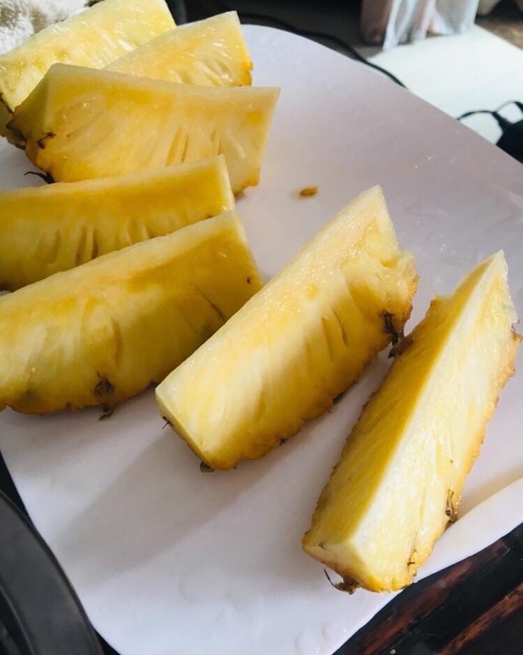 腾腾震做的不到两分钟,切好一整个菠萝(独家)