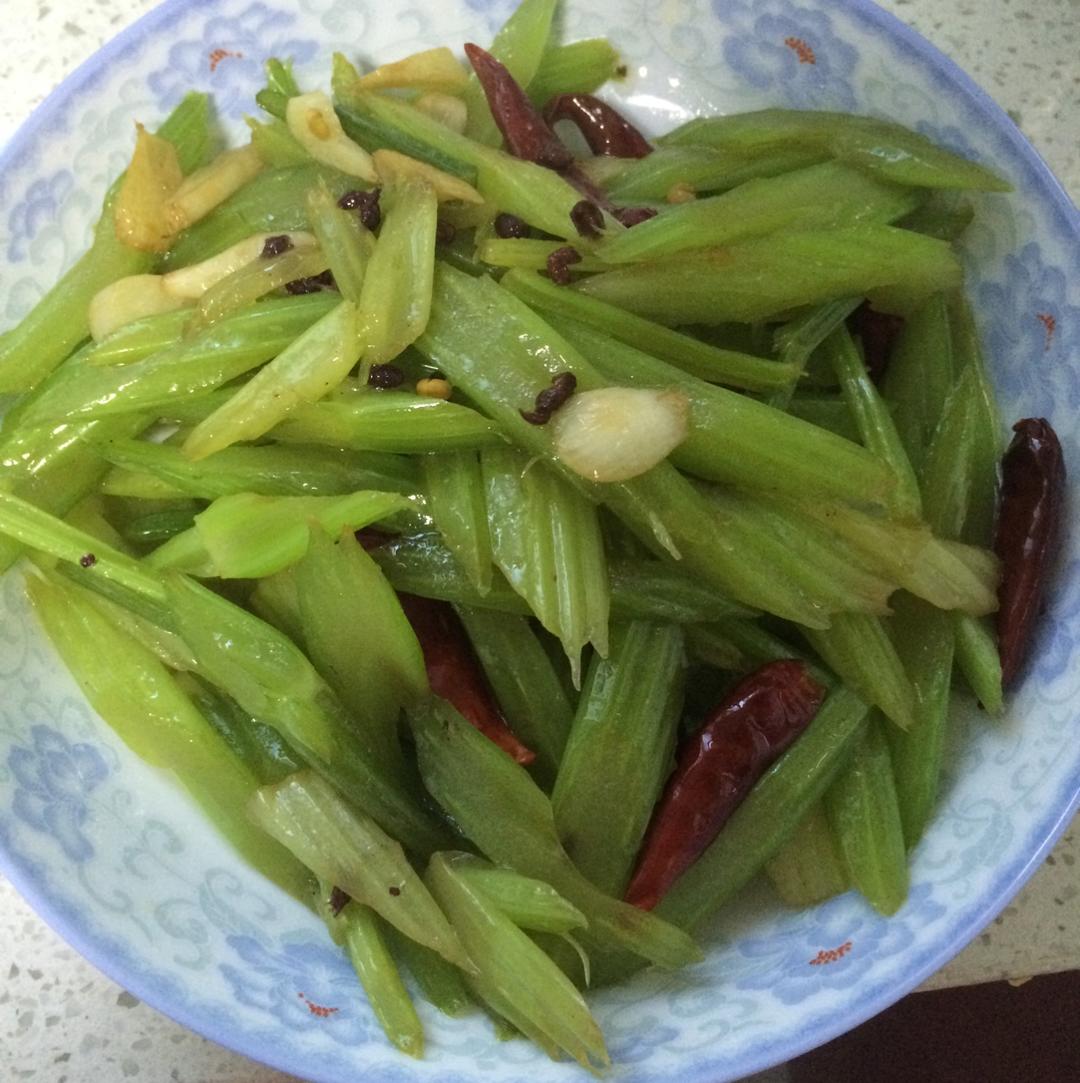 小丸子405做的炝炒芹菜