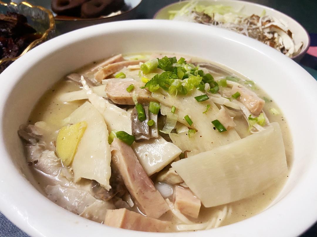 三鲜汤 * 2021年夜饭 （猪肚&午餐肉&笋片&竹荪）的做法