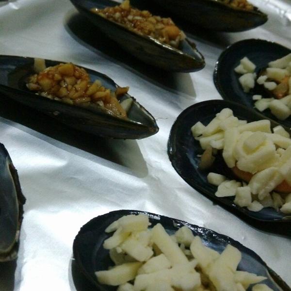蒜泥烤青口 Roasted Mussels with Garlic