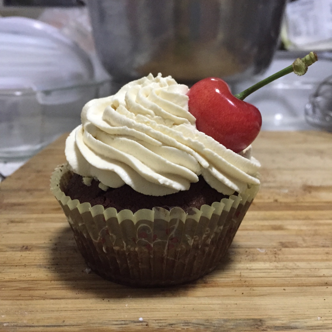超润巧克力纸杯蛋糕（非常适合裱花、盖糖皮的cupcake方子）