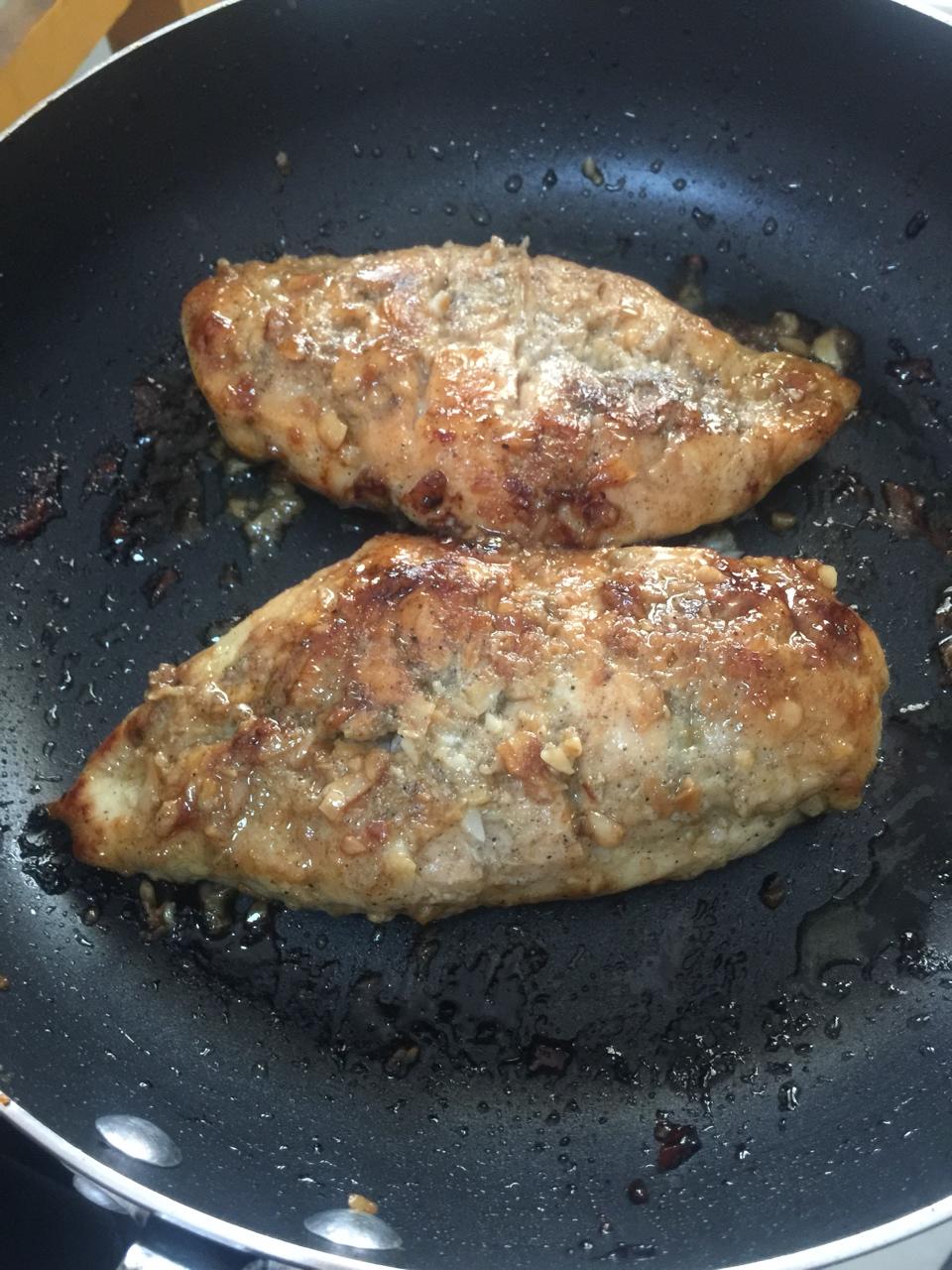 酷炫屌炸天好吃的煎鸡胸肉（香蒜蜂蜜煎鸡胸肉）