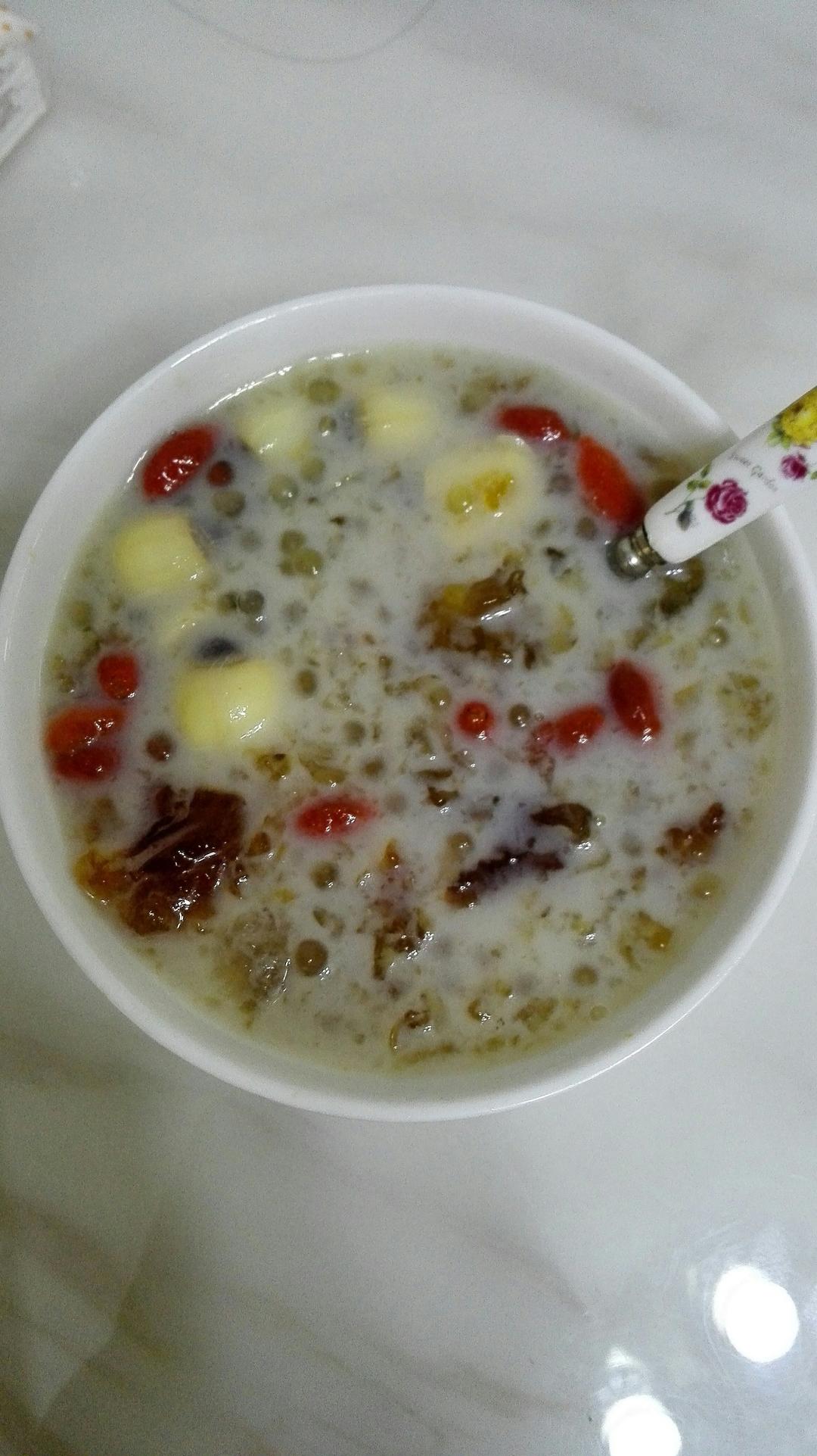 桃胶莲子西米露的做法