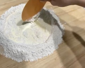 无敌淡奶油餐包                                         超浓奶香  消耗淡奶油                     纯手揉版完美配方               直接法一次发酵的做法 步骤3