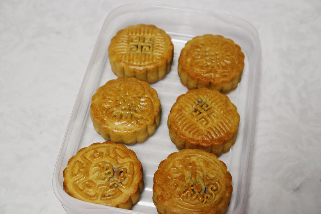 广式月饼－－蛋黄豆沙月饼