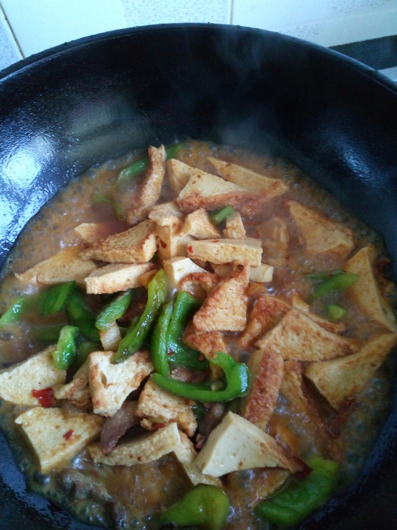 干锅豆腐炒青椒小肉的做法