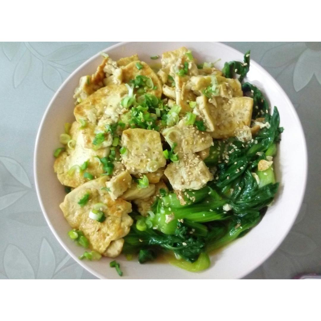浇汁煎烧豆腐配小油菜