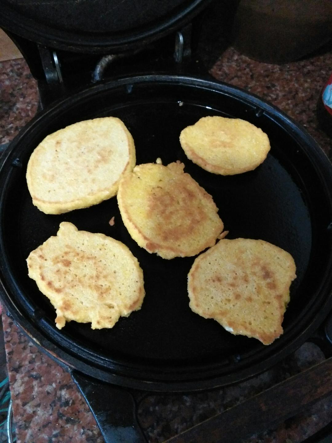 玉米面贴饼子（巴巴）的做法