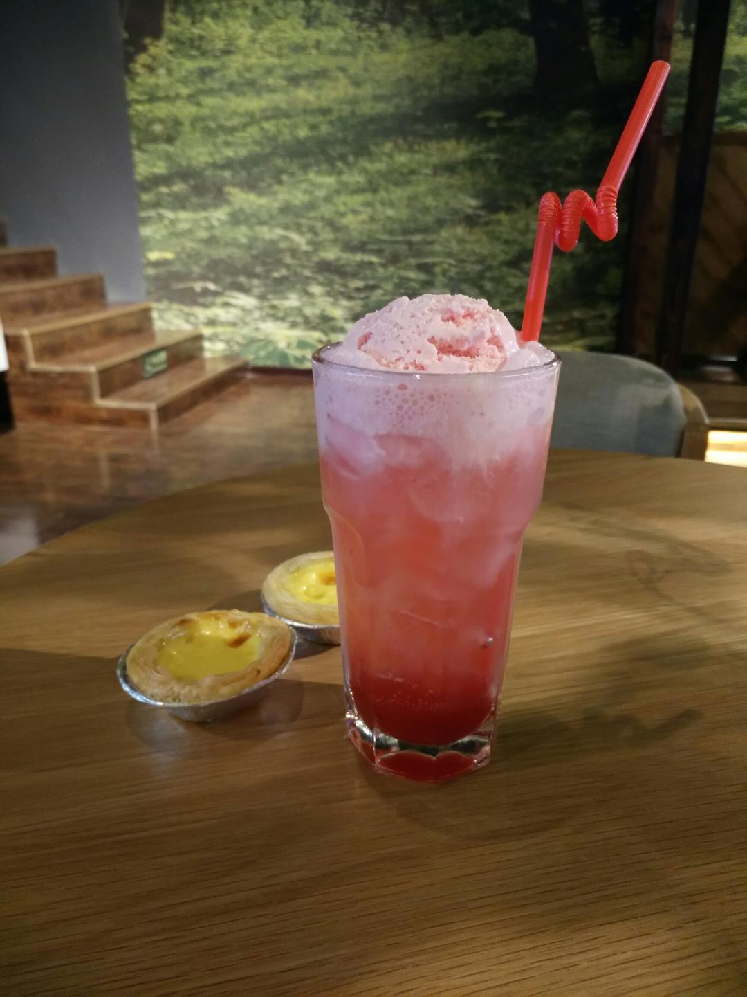 草莓冰淇淋苏打