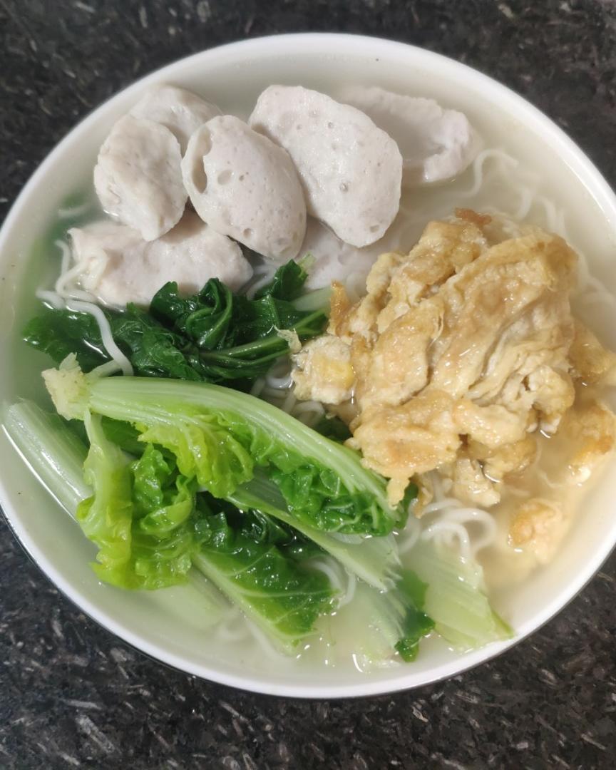 鸡蛋肉丸青菜汤面
