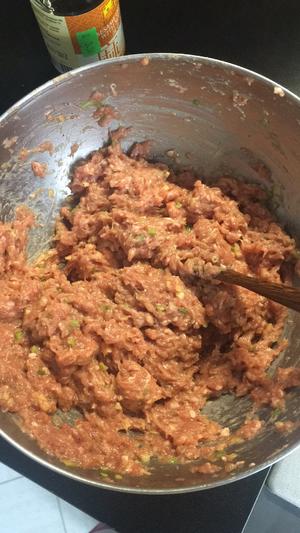 猪肉丸子菠菜清汤的做法 步骤2