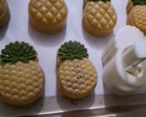 万能广式月饼皮（附上菠萝月饼制作）的做法 步骤11
