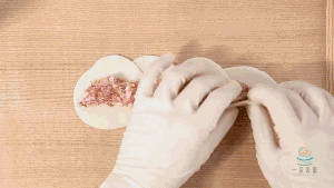 一朵美厨：鸡蛋玫瑰花煎饺——这样做饺子又美又好吃！的做法 步骤5