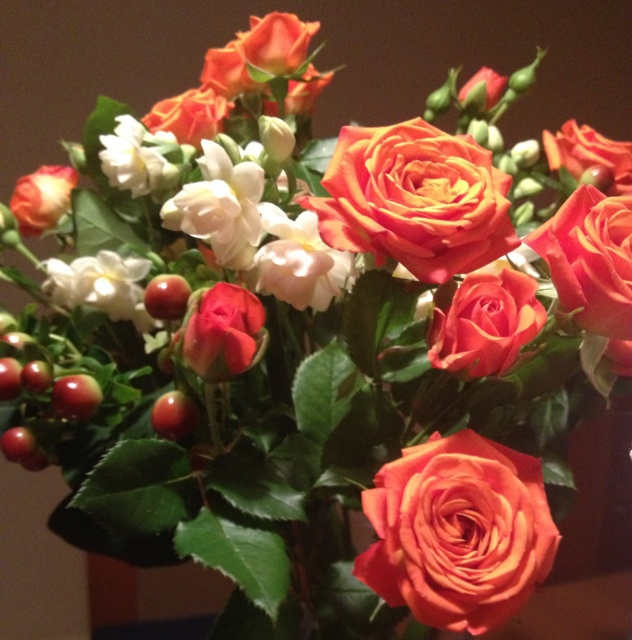 厨房、餐桌、阳台上的鲜花