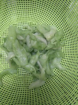 酸辣野芋茎焖鸭肉的做法 步骤1