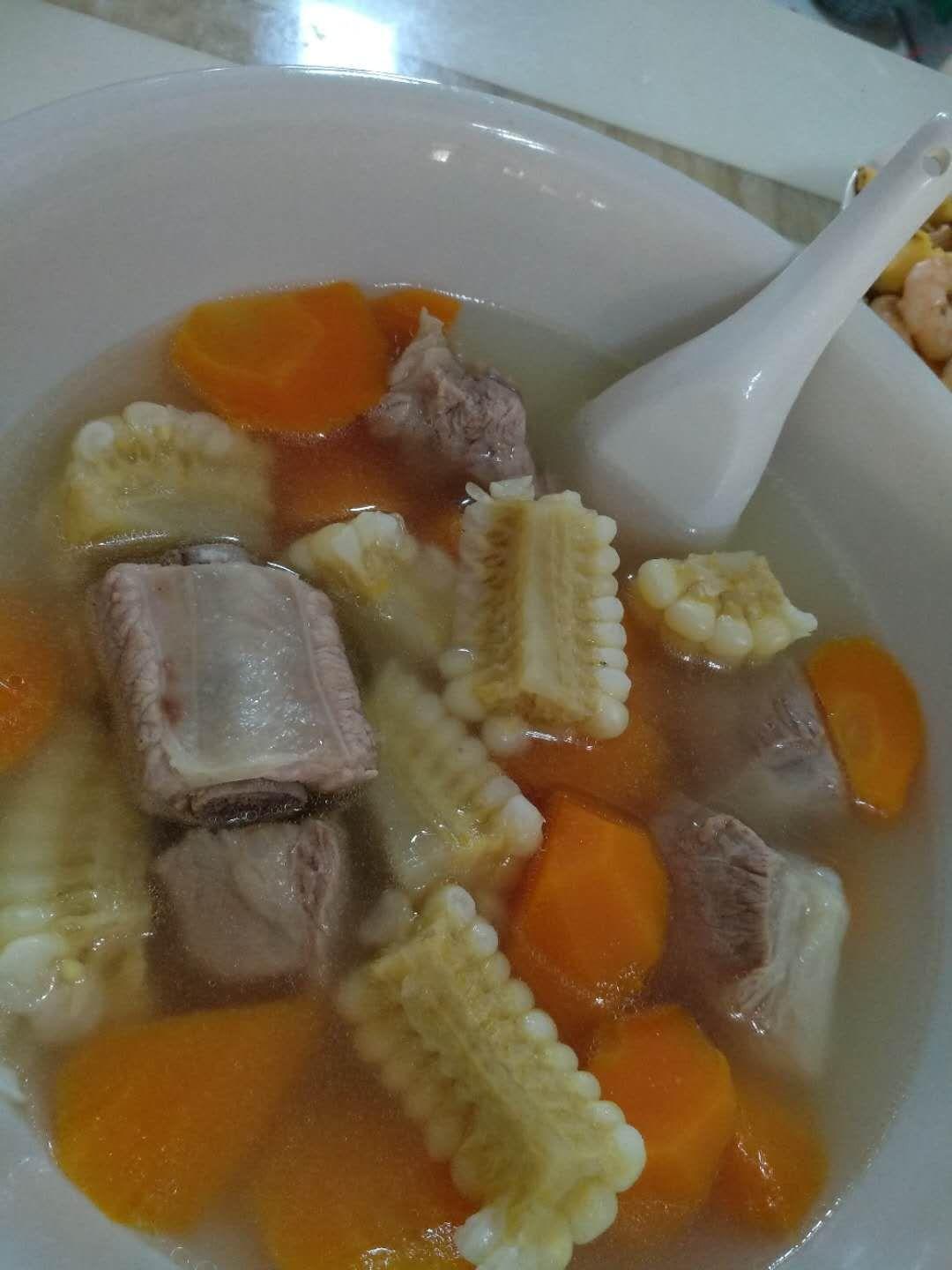 胡萝卜玉米排骨汤