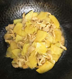 素炒黄蘑土豆片的做法 步骤5