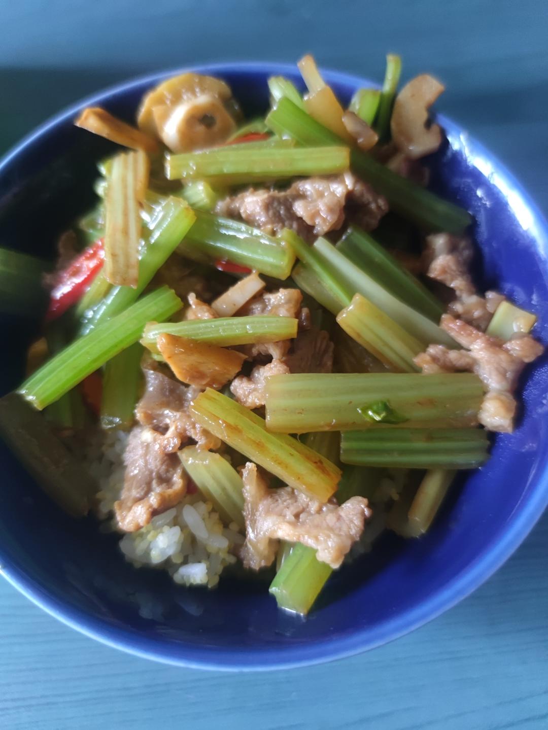 好吃到邻居敲门蹭饭的芹菜炒牛肉！