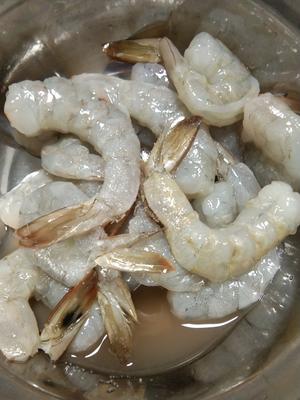 宝贝最爱吃🌸一虾三吃之黄金蝴蝶虾&虾油&香酥虾头的做法 步骤3