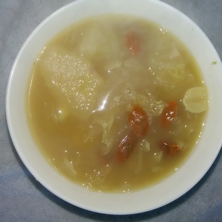 银耳雪梨润肺甜汤（快速泡发银耳，莲子）