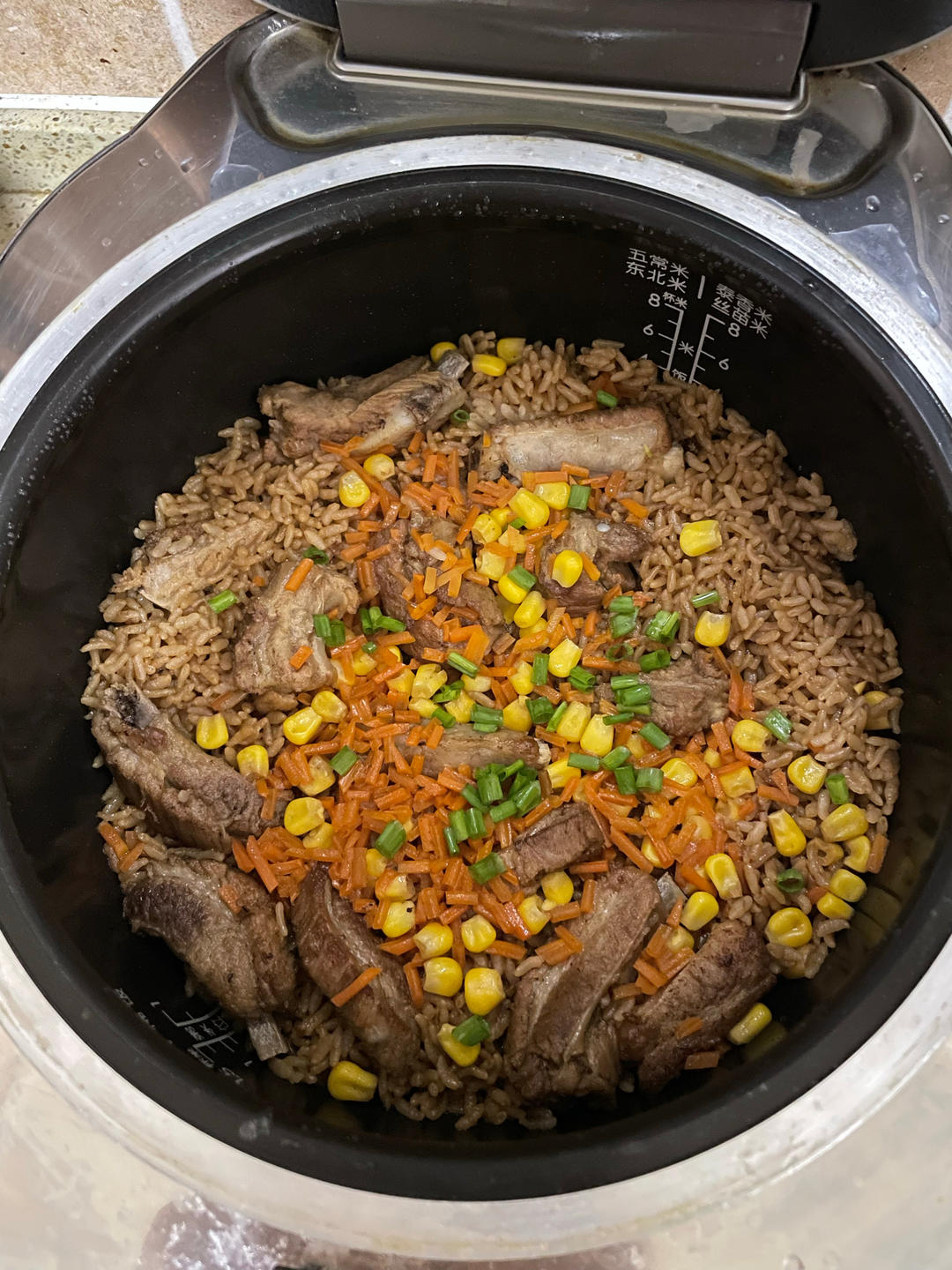 【排骨焖饭】