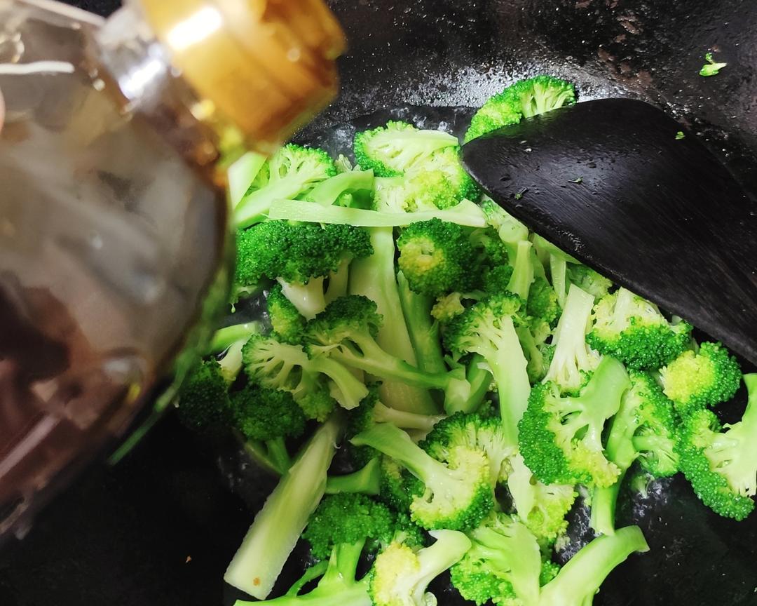 清炒西蓝花的做法 步骤5