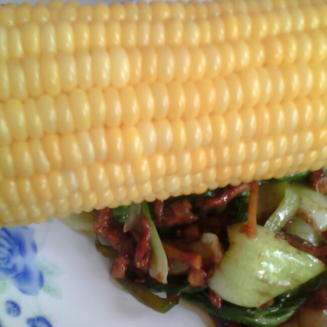 美好早餐—玉米、牛奶泡水果、燕麦片