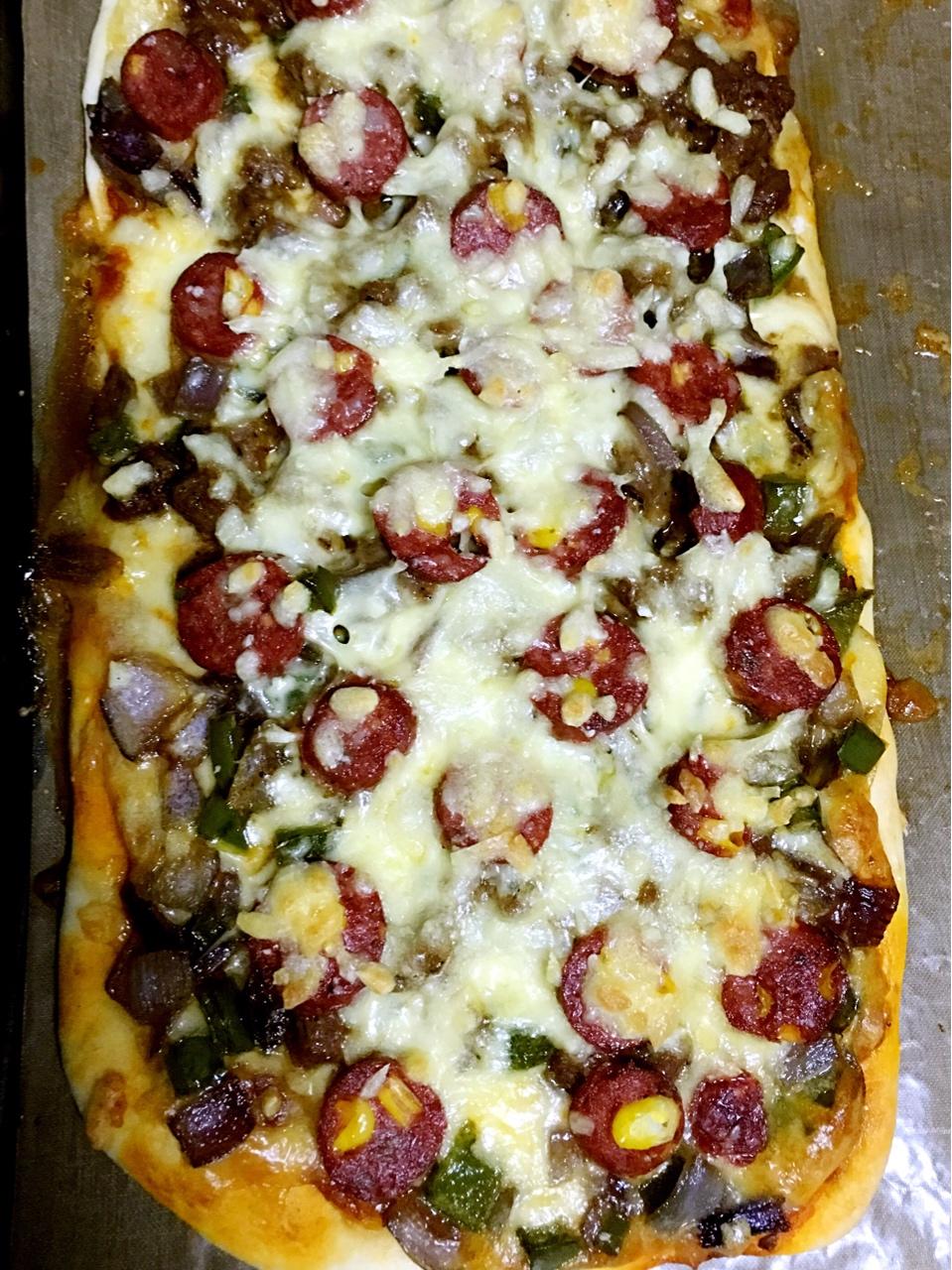 薄饼脆皮火腿pizza