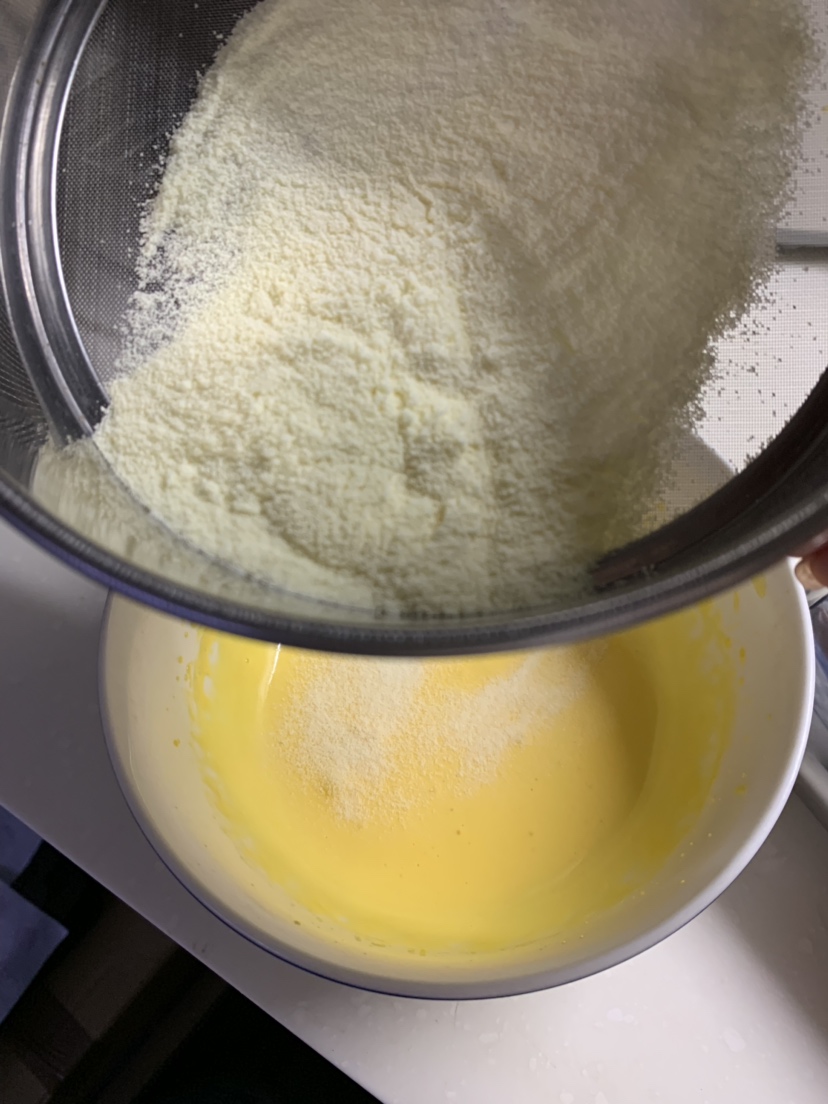 宝宝吃的蛋黄溶豆（无任何调味料）的做法 步骤3