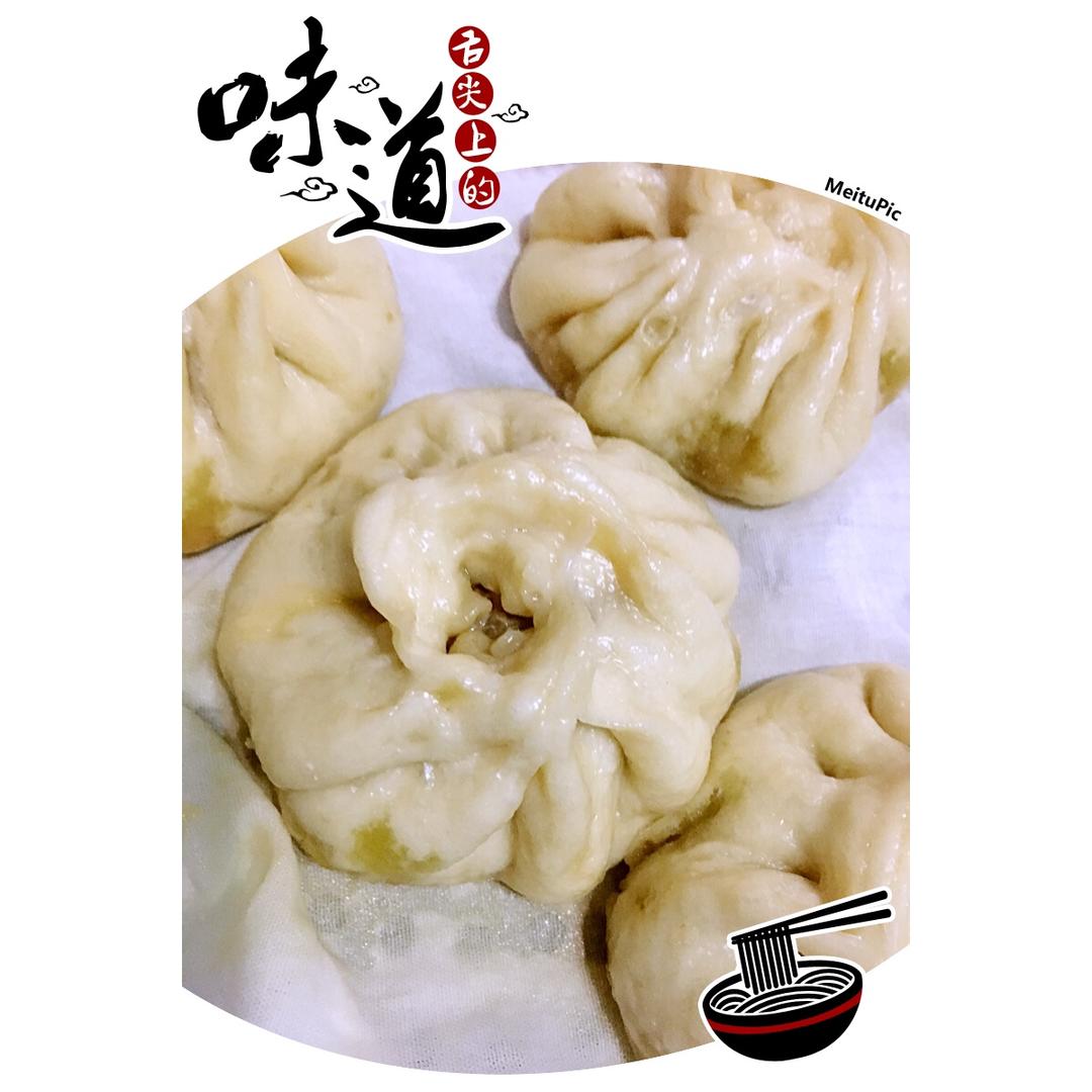 松软多汁的肉包子