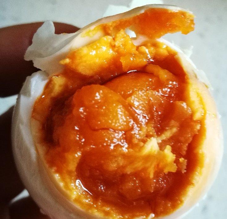 香斐子做的自制流油的咸鸭蛋