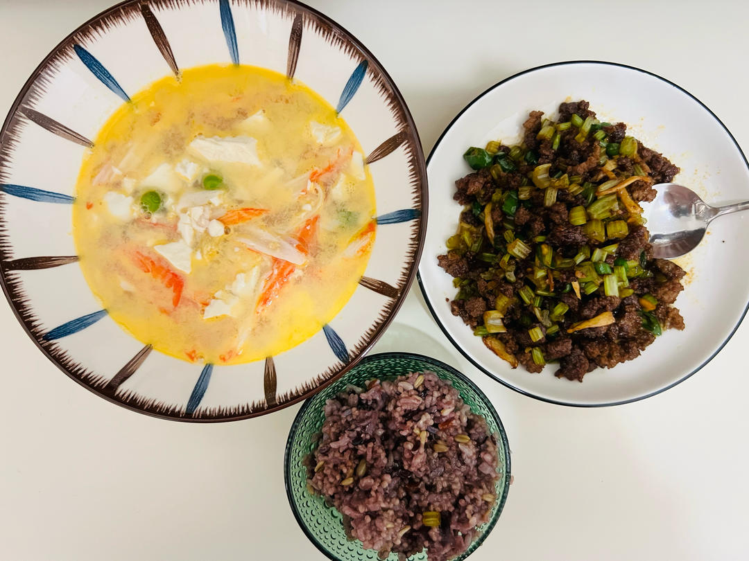米饭杀手｜芹菜粒炒牛肉末