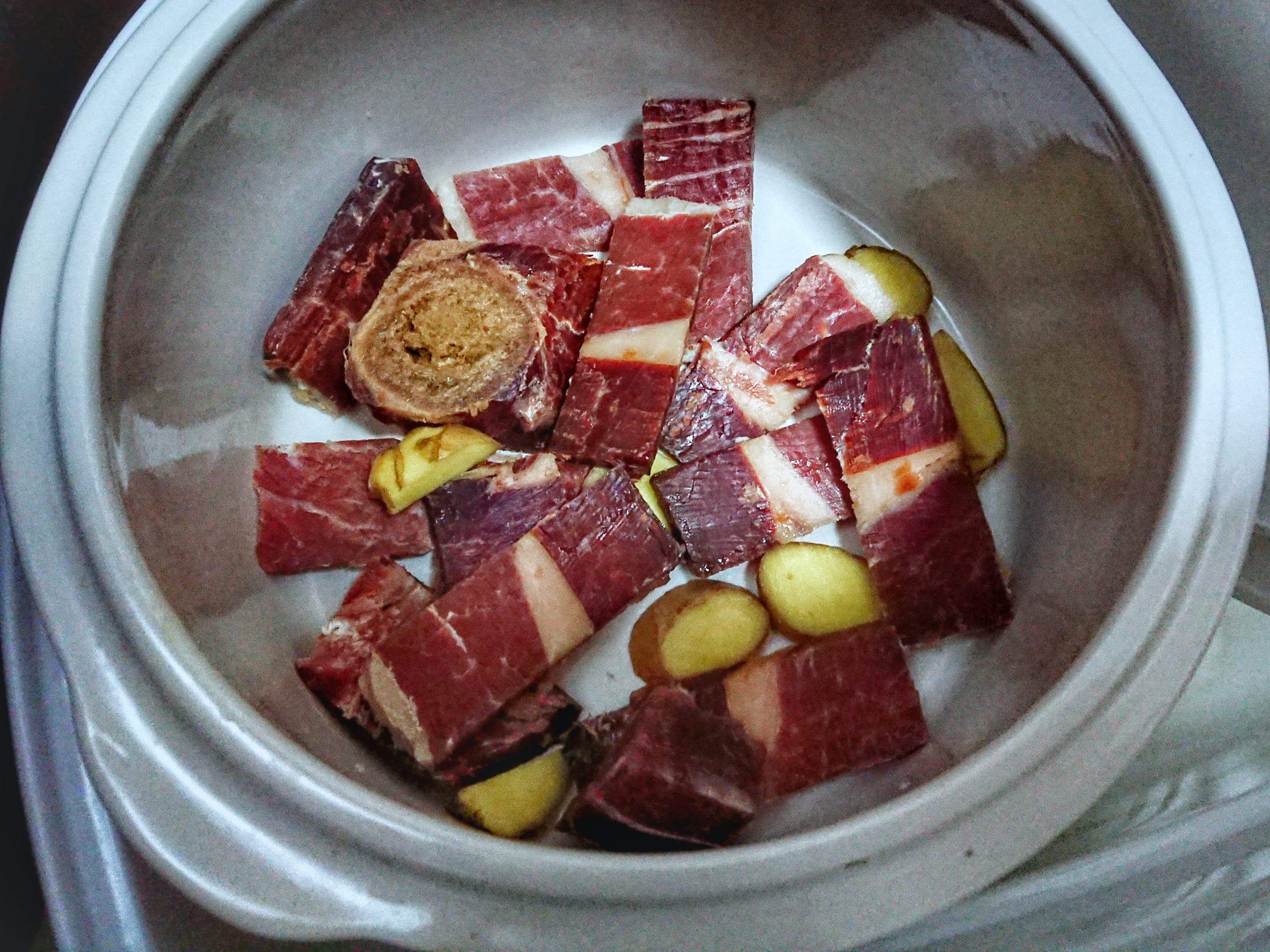 炖锅：火腿猪蹄冬笋汤的做法 步骤1