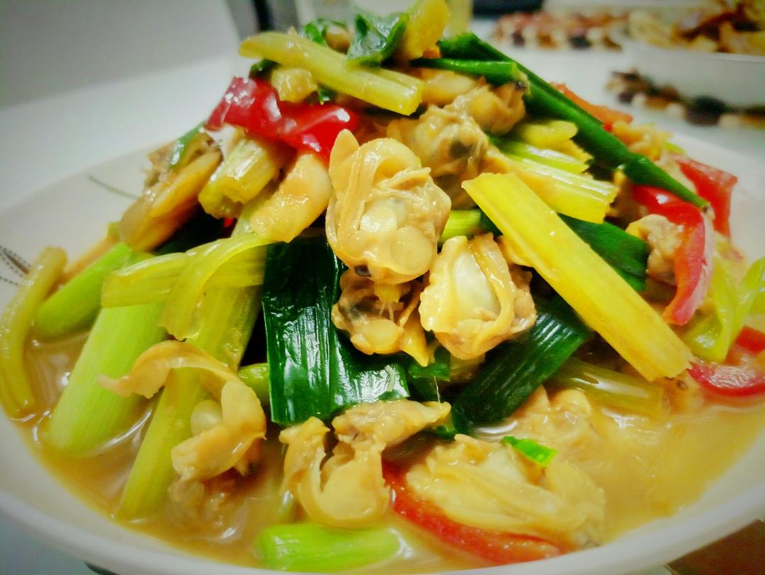 蛤蜊肉炒芹菜蒜苗的做法