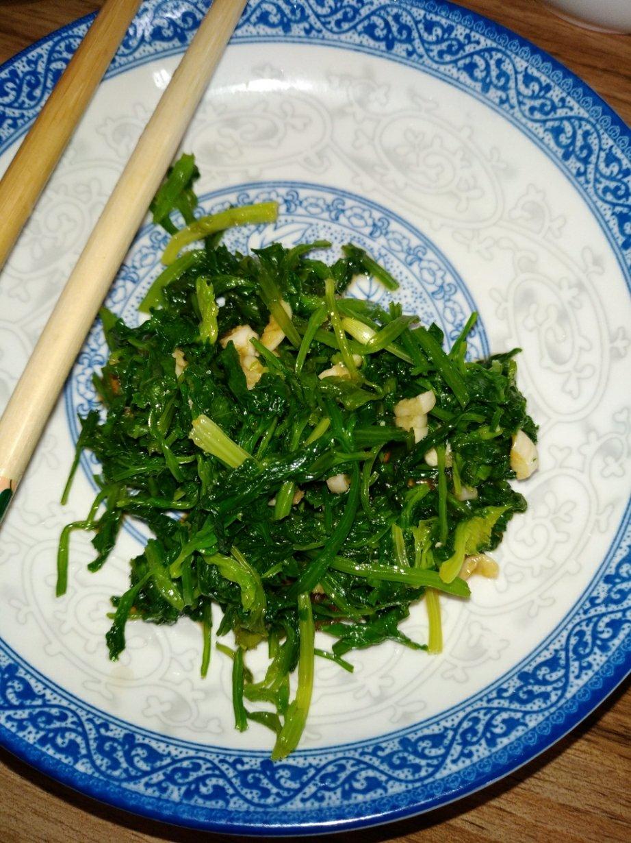 凉拌芹菜叶