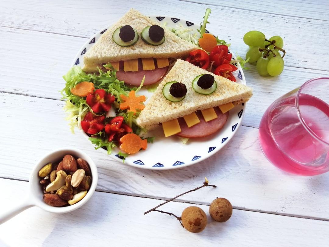 会吐舌头的大牙怪三明治