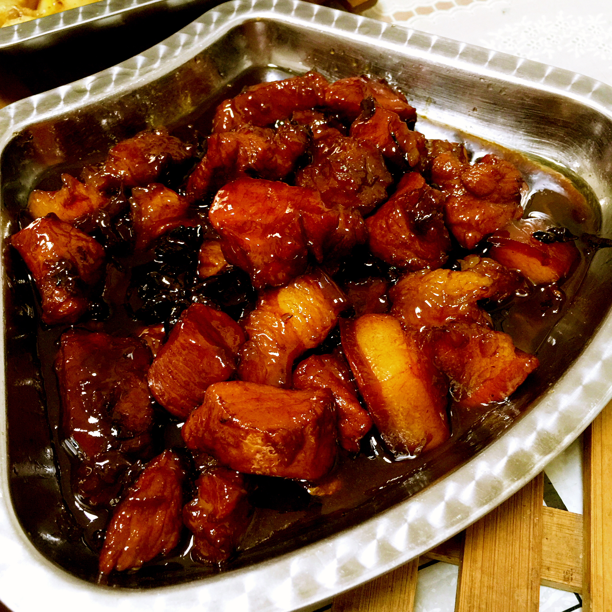 吃着碗里望着锅里的红烧肉